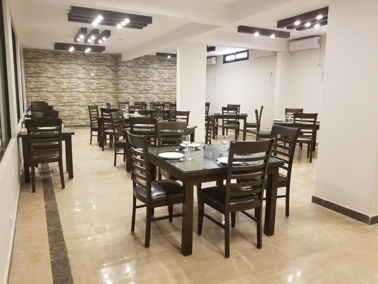 Zifan Hotel&Suites Karachi Buitenkant foto